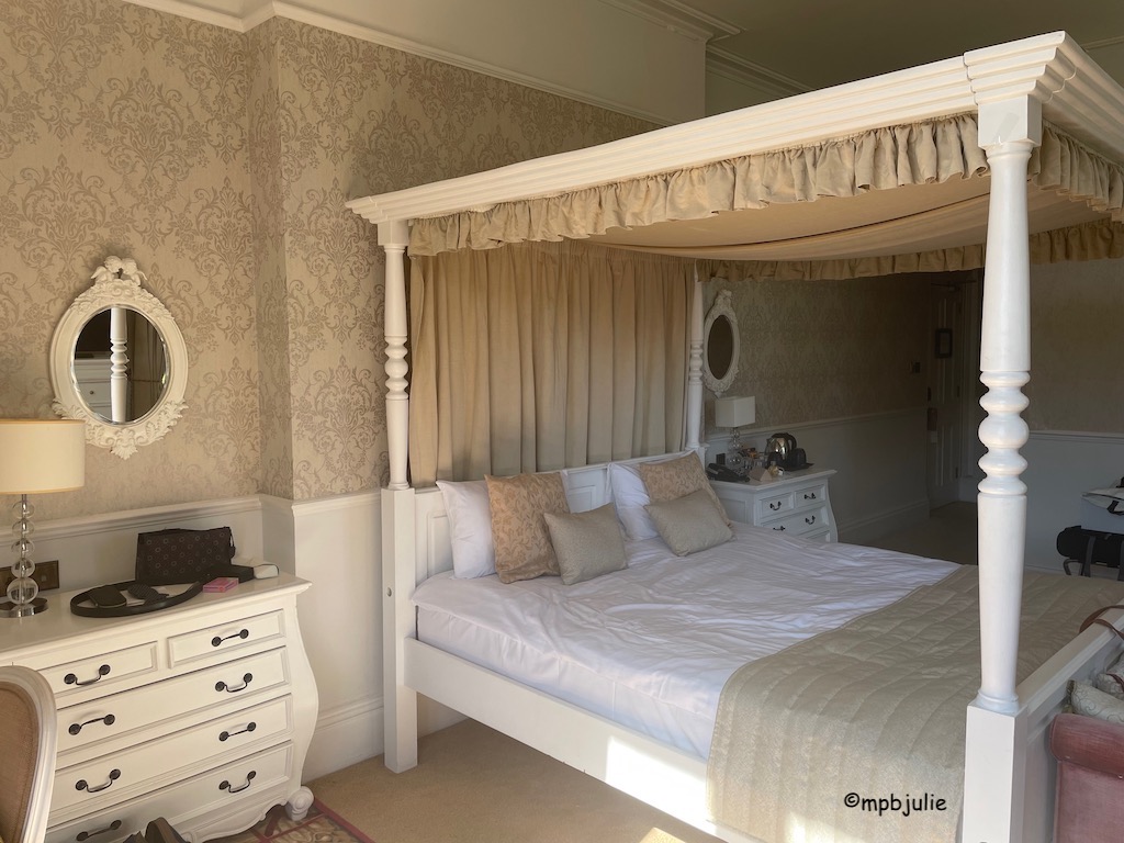 4 poster bed