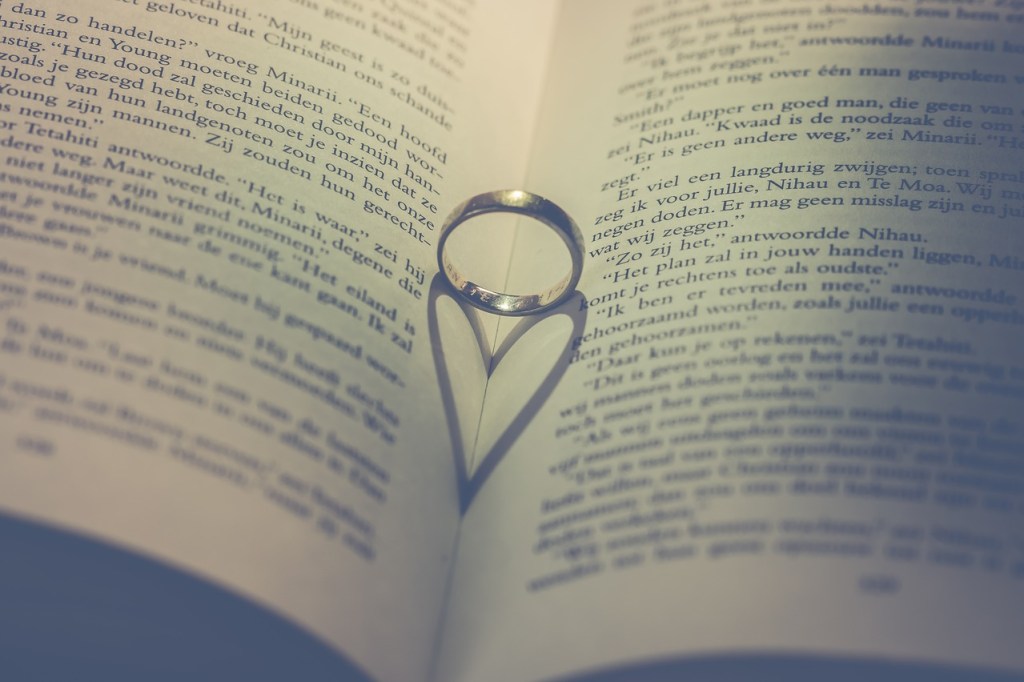A wedding ring on top of a book. The book is either in German or Dutch!